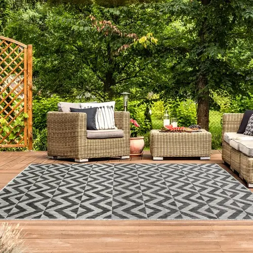 Water-permeable garden carpet